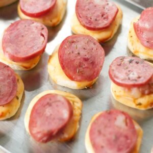 Mini pizza de queijo e calabresa da Gamela (unidade)